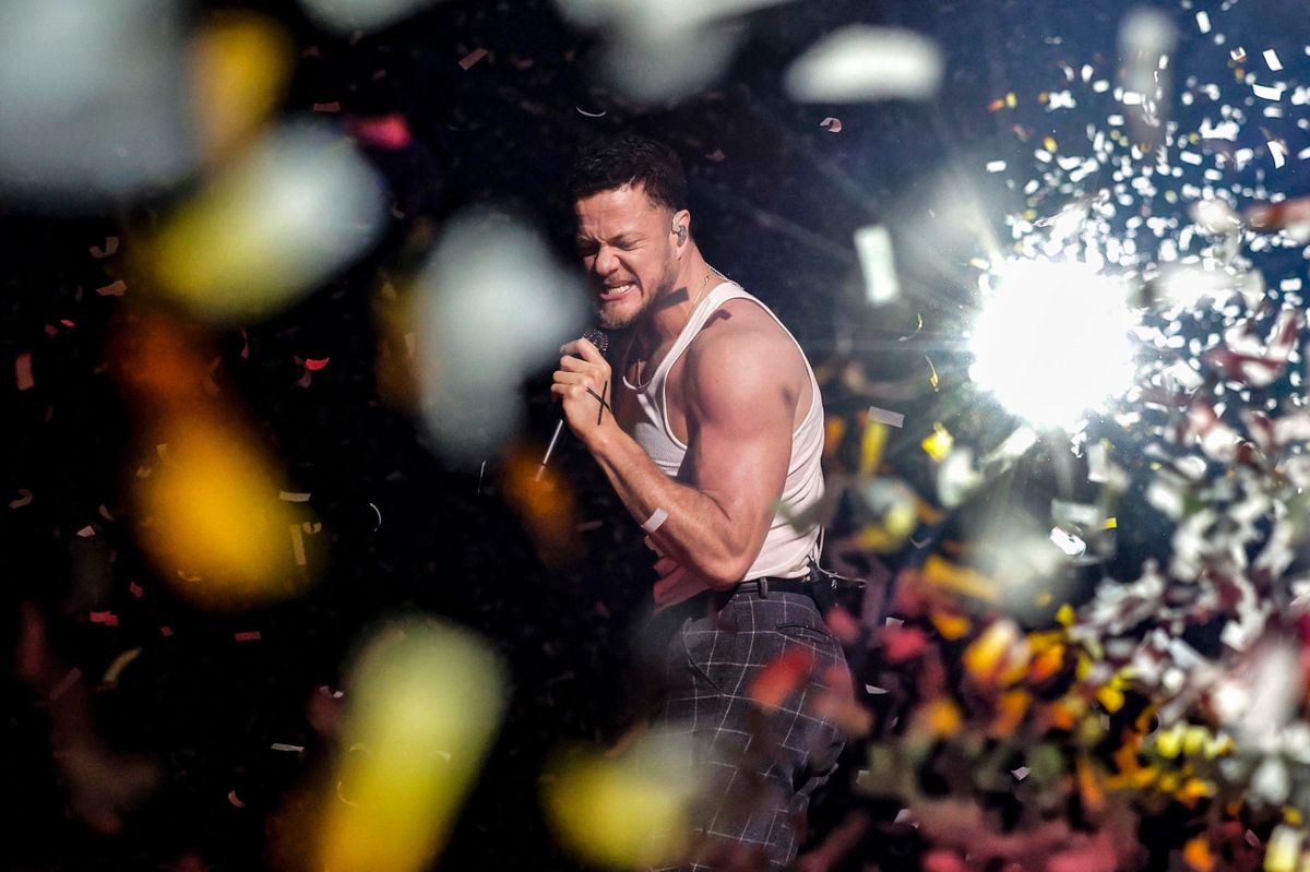 Dan Reynolds, chanteur principal du groupe Imagine Dragons, se produit en concert au Circo Massimo à Rome, entouré de confettis colorés.