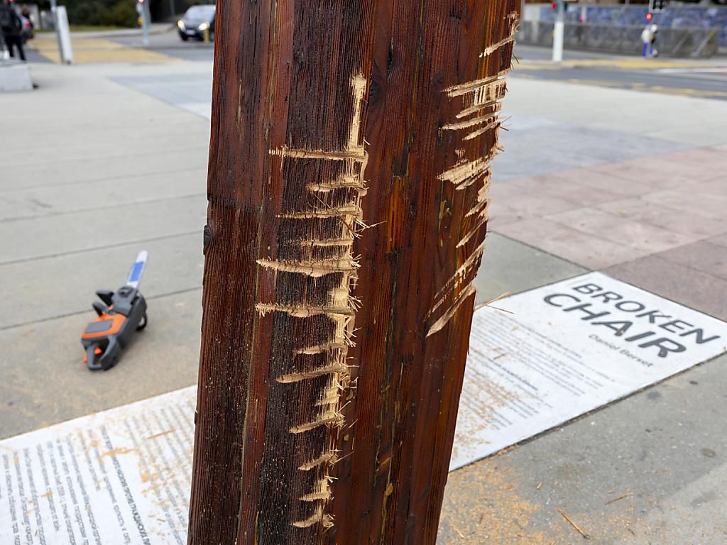 Pied de la Broken Chair à Genève marqué par la tronçonneuse des militantes féministes ukrainiennes.