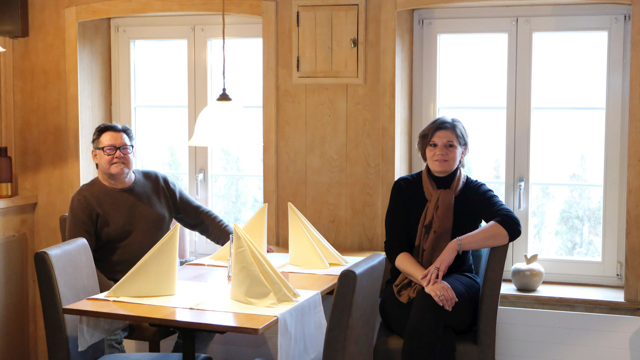 Kyburg , Gemeinde Ilnau Effretikon ZH 21.12.2020 /  Das Resaurant Linde in Kyburg wird wierder eroeffnet .  Besitzer Willy Rueegg und Nicole Jordan (v.l.)  Bild: Heinz Diener