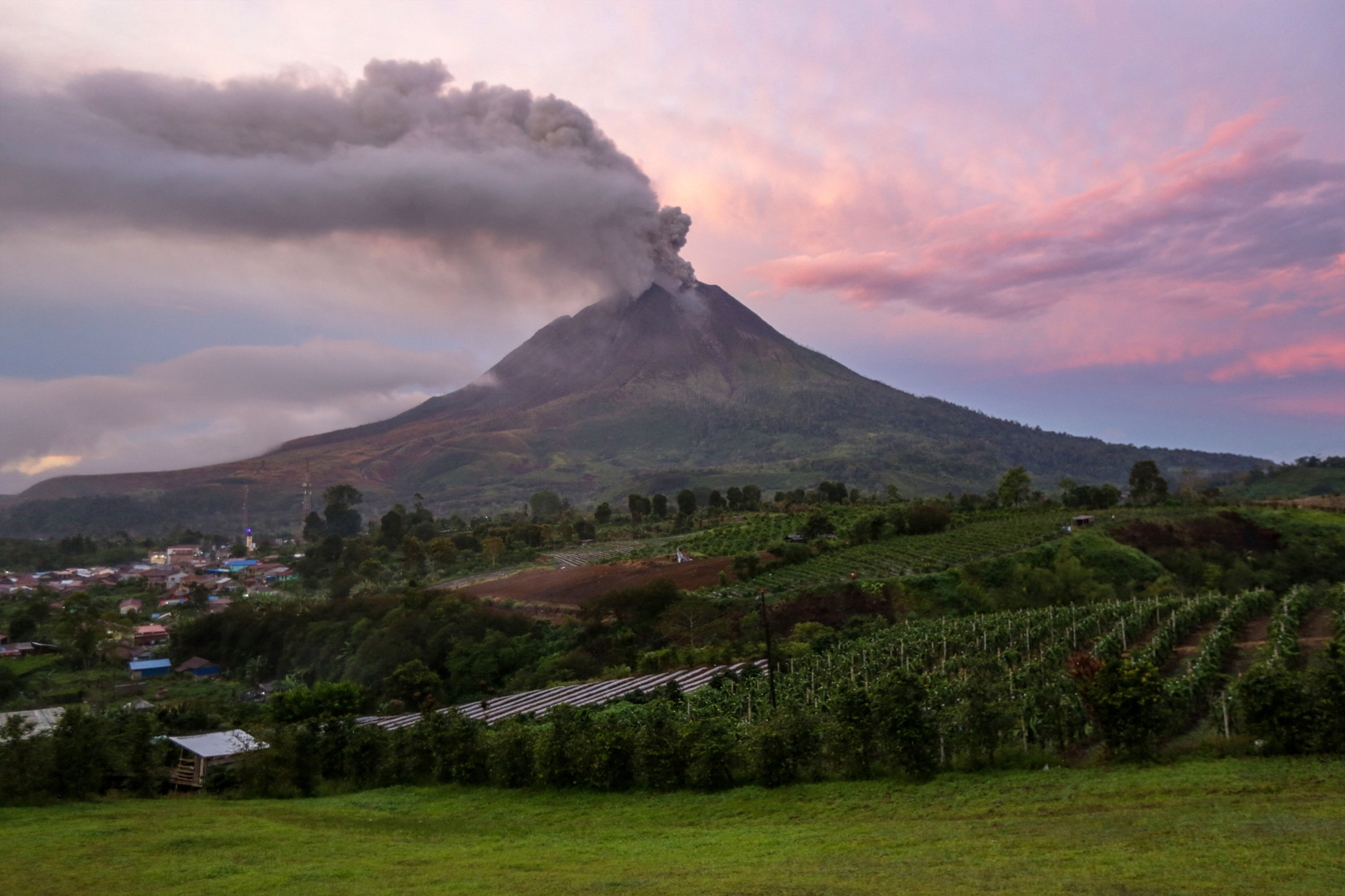 Réveil d’un volcan en Indonésie: Vols suspendus dans six aéroports après une éruption volcanique
