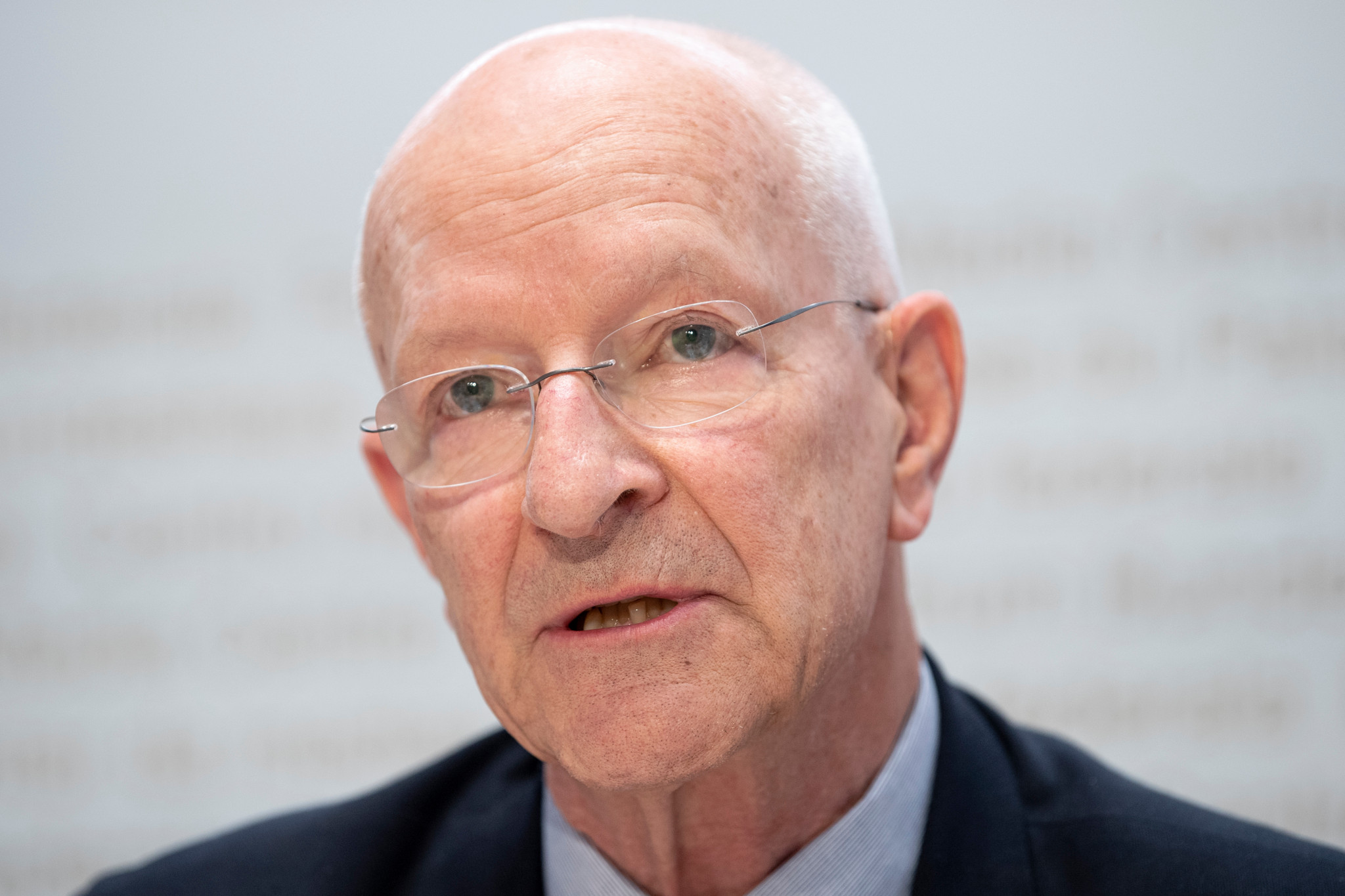 Claude Nicollier, Experte, aeussert sich an einer Medienkonferenz zum Programm Air2030, das die Beschaffung neuer Kampfflugzeuge und eines neuen Systems zur bodengestuetzten Luftverteidigung beinhaltet, am Donnerstag, 2. Mai 2019, in Bern. (KEYSTONE/Peter Schneider)