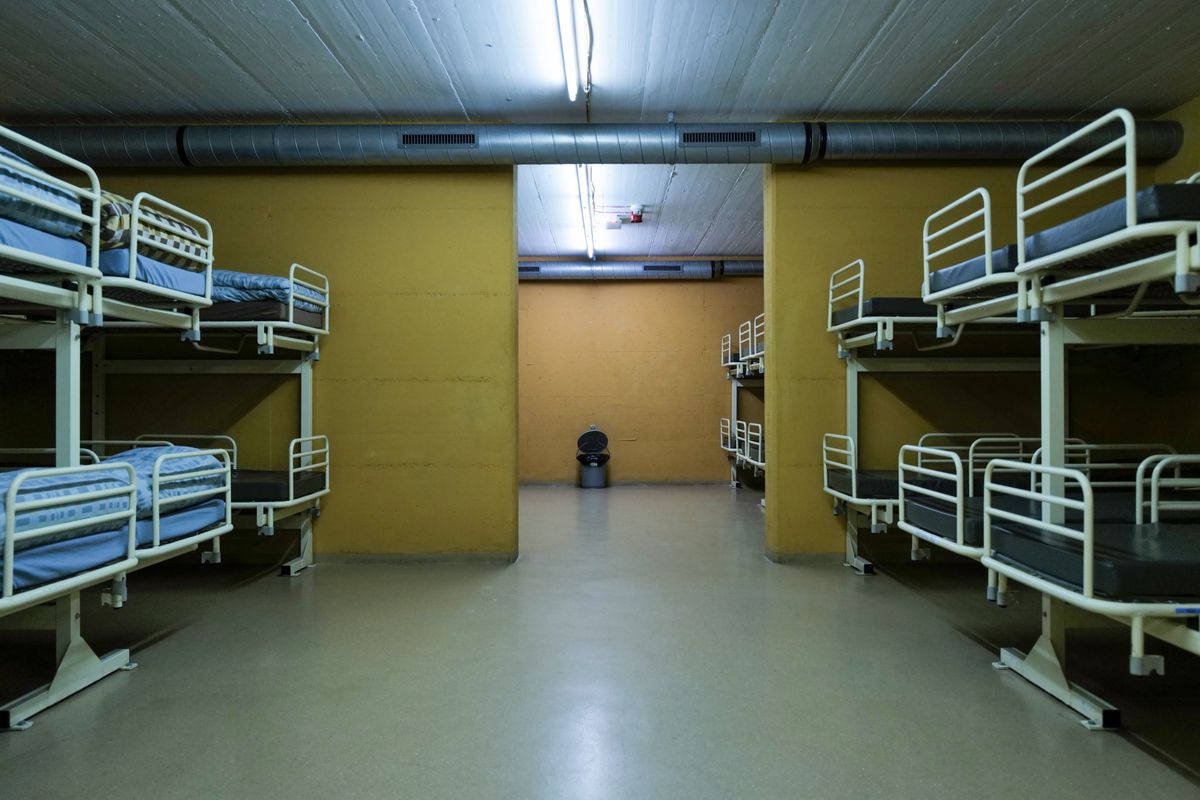 Genève le 2024-01-12Visite de l'abri PC, qui s'apprête à accueillir des requérants d'asile majeurs, et explication de son fonctionnement.Thônex, abri PC, chemin du Pont-Bochet 3 (à côté de l'hôpital des Trois-Chêne). 