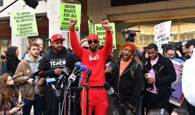 Christian Smalls, président du Amazon Labor Union (ALU), lors d’une conférence de presse à New York, le 1er avril 2022.