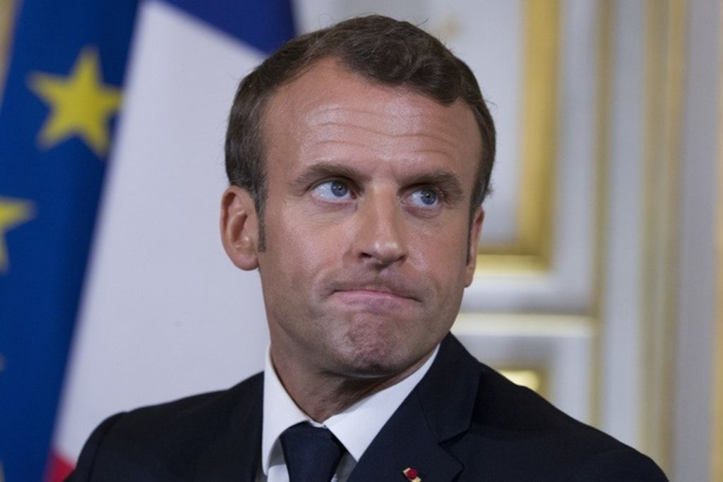 Décrocher des portraits de Macron coûte cher