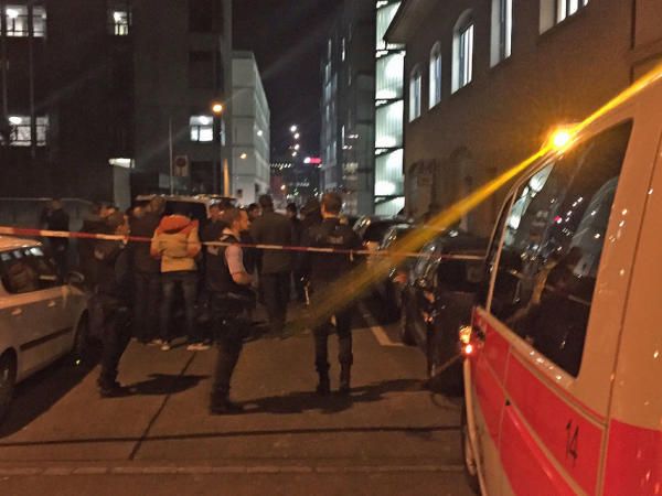 Trois personnes ont été blessées lundi soir dans un lieu de culte islamique à Zurich. Trois personnes ont été blessées lundi soir dans un lieu de culte islamique à Zurich.