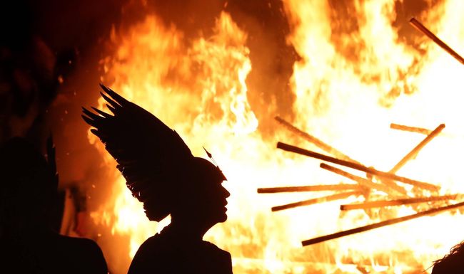 Up-Helly-Aa ist ein schottischen Feiertag auf den Shetlandinseln, an dem sich die Teilnehmer als Wikinger verkleiden und nachgebaute Langboote verbrennen.