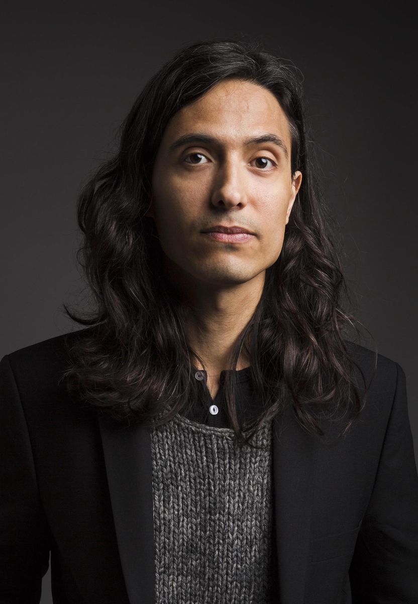 Jonas Hassen Khemiri, écrivain et dramaturge, construit une œuvre où les enjeux existentiels contemporains sont saisis et amplifiés avec virtuosité.