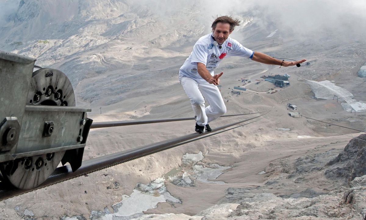 Le funambule Freddy Nock a multiplié les records au fil de sa carrière. Ces derniers mois, il s’est davantage illustré dans les médias alémaniques pour sa condamnation pour des violences conjugales.