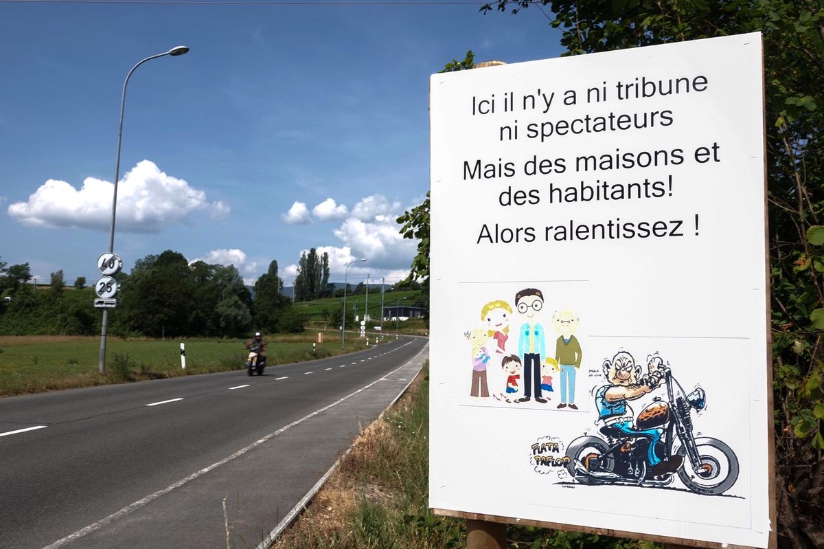 Un  panneau destiné aux motards qui font des excès de vitesse sur la route de Verbois.