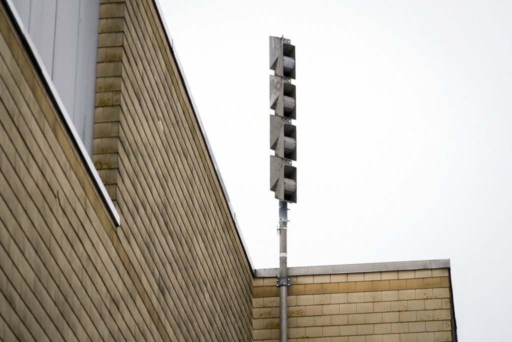 Eine Sirene auf dem Dach, aufgenommen am Dienstag, 1. Februar 2022 in Niederwangen. Am Mittwoch werden wie jedes Jahr schweizweit die Sirenen zu Testzwecken heulen. (KEYSTONE/Adrian Reusser)