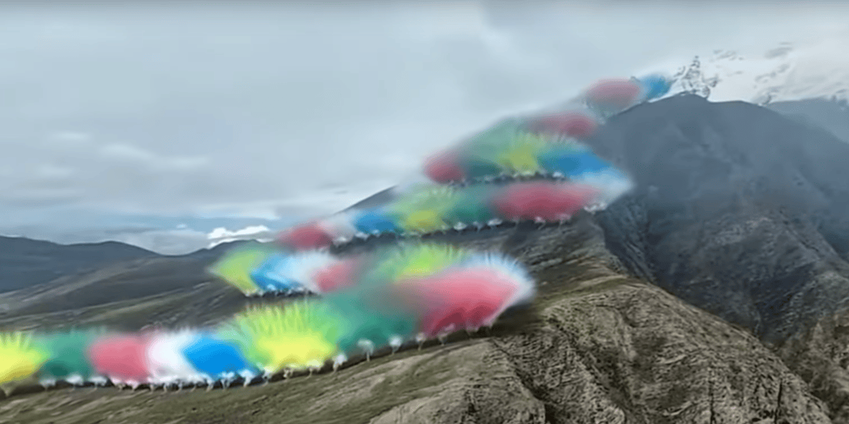 Werbeaktion-in-unber-hrter-Landschaft-Outdoor-Marke-l-st-mit-Feuerwerk-auf-tibetischem-Plateau-Emp-rung-aus