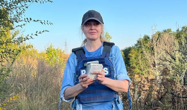 20-Minuten-Chefreporterin Ann Guenter bei einer Übung des ukrainischen Militärs ausserhalb Bachmut. Seit acht Monaten berichtet Ann aus der Ukraine. 