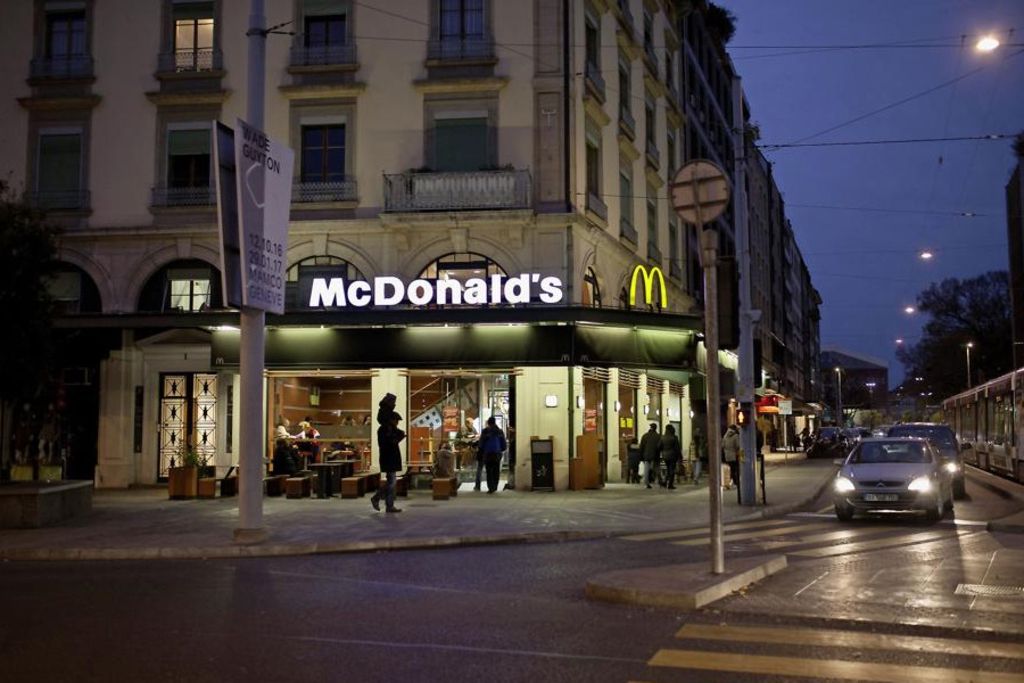 Endetté à cause du poker, un jeune braque un McDonald’s