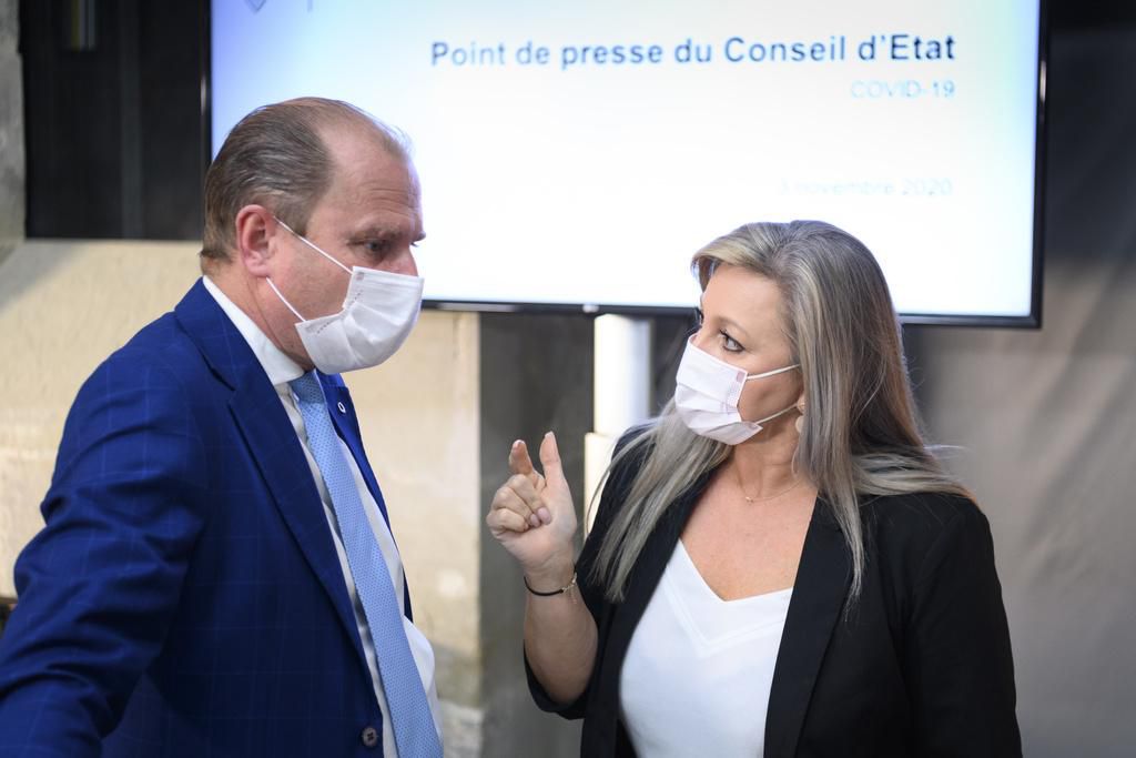 Les conseillers d'Etat vaudois, Philippe Leuba, gauche, et Nuria Gorrite, droite, parlent ensemble lors d'une conference de presse du Conseil d'Etat du canton de Vaud lors de la 2eme vague de la pandemie de Coronavirus (Covid-19) ce mardi 3 novembre 2020 a Lausanne. (KEYSTONE/Laurent Gillieron)