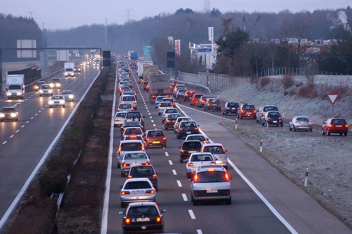 Circulation dense sur l'autoroute A1 à la jonction de Coppet vers Genève entre 07h30 et 08h30.