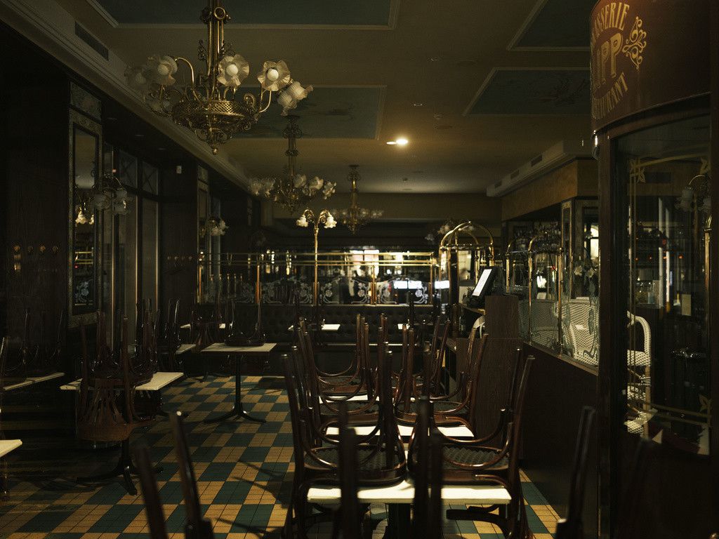 Hochgestellte Stuehle in der geschlossenen Brasserie Lipp, aufgenommen am Montag, 25. Januar 2021, in Zuerich. Gemaess Beschluss des Bundesrats vom 13. Januar 2021 bleiben Restaurants und Bars aufgrund der aktuellen Coronavirus-Lage als Schutzmassnahme bis mindestens am 28. Februar 2021 geschlossen. (KEYSTONE/Christian Beutler)