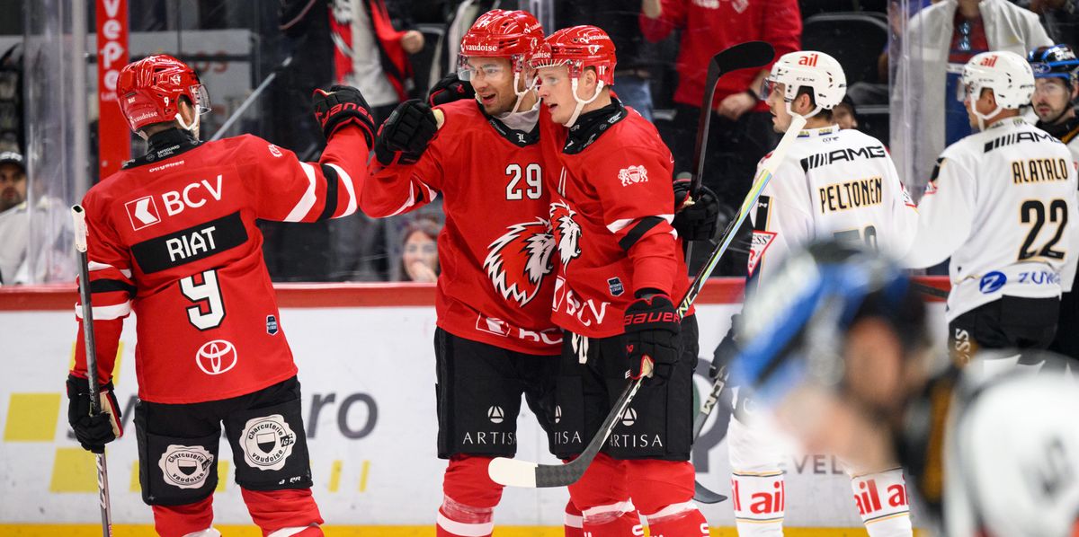 Ahti Oksanen (LHC), au centre, célèbre son but du 1 à 0 avec Damien Riat (LHC), à gauche, et Antti Suomela (LHC), à droite, lors d'un match de hockey sur glace entre Lausanne HC et HC Lugano à la Vaudoise Arena à Lausanne.