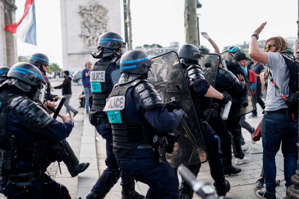 Défilé: des incidents sur les Champs-Elysées