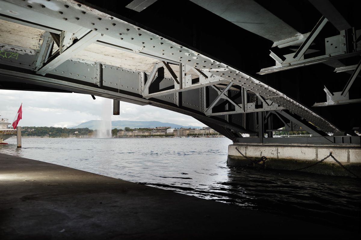 Genève, le 23 septembre 2024. Le pont du Mont-Blanc s'affaisse dans le Rhône. Le courant a créé des fosses au pied de ses piles. Gros travaux en perspective. 