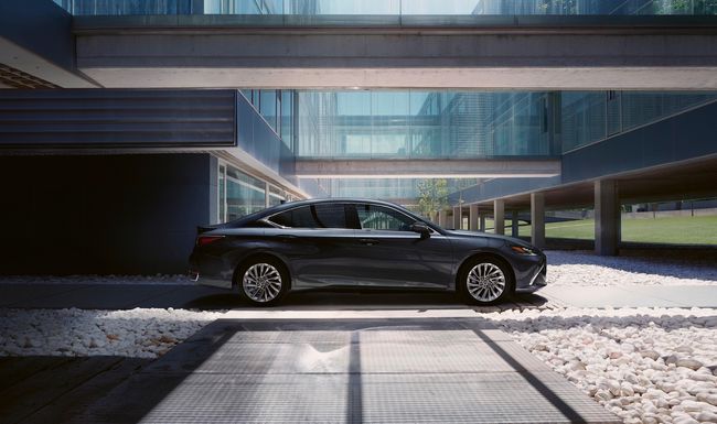 Mit knapp fünf Metern Länge tritt der Lexus ES gegen E-Klasse, 5er und Co. an.