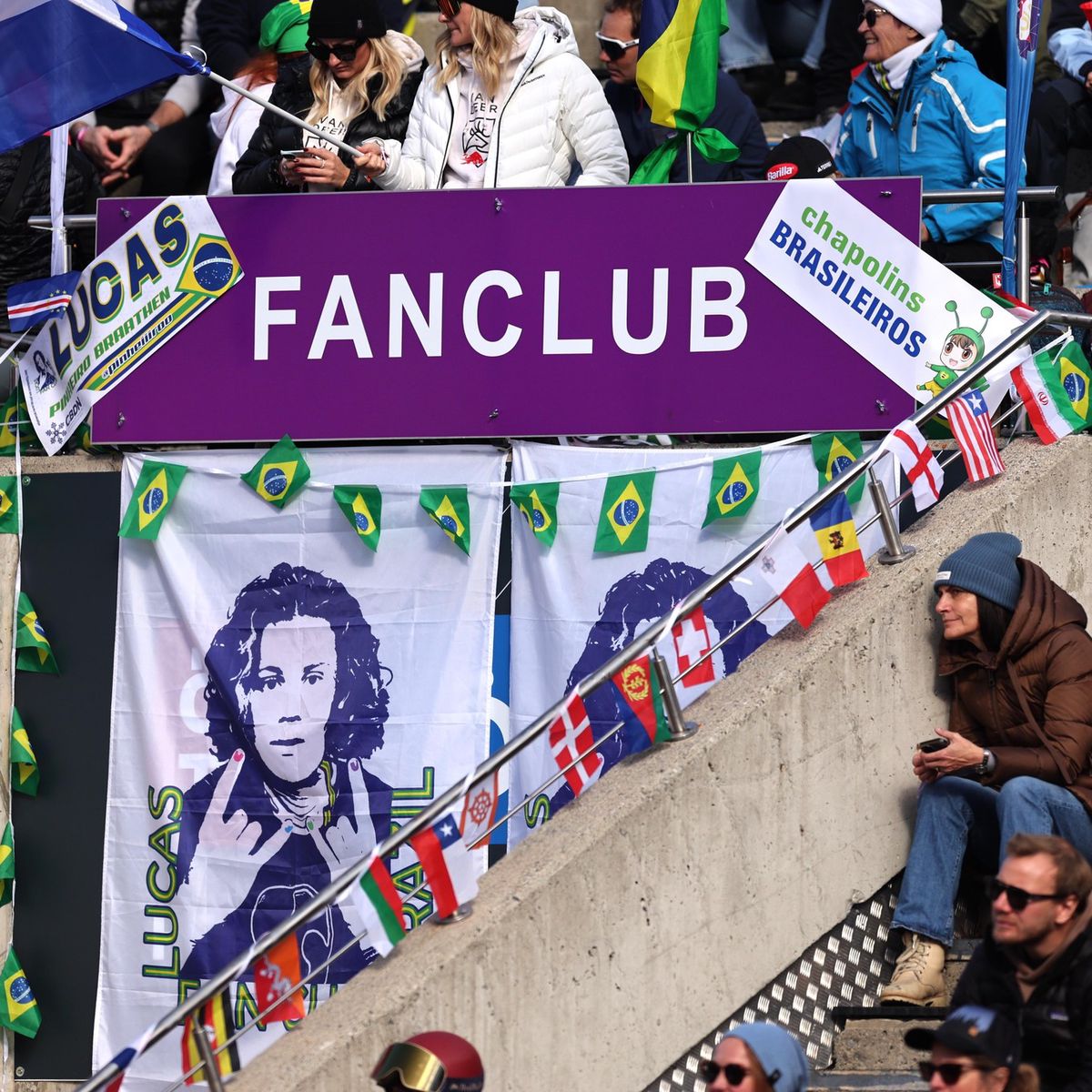 Supporters de Lucas Pinheiro Braathen avec banderoles et drapeaux brésiliens lors du slalom géant à Soelden.