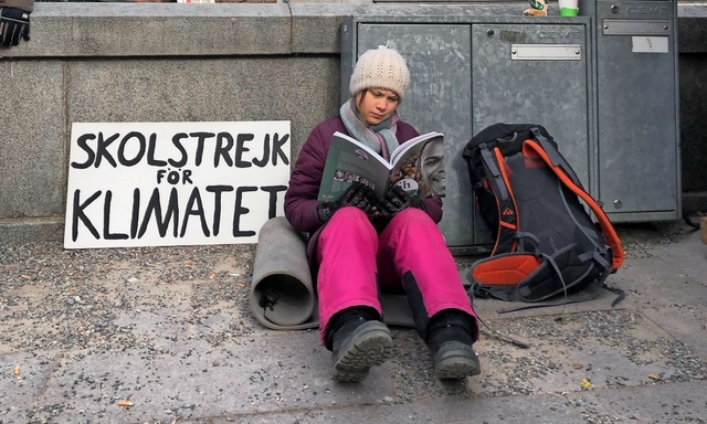 Jeden Freitag das Gleiche: Greta Thunberg sitzt Ende April auf dem Mynt­tor­get, einem Platz im Zentrum von Stockholm. Foto: Kai Strittmatter