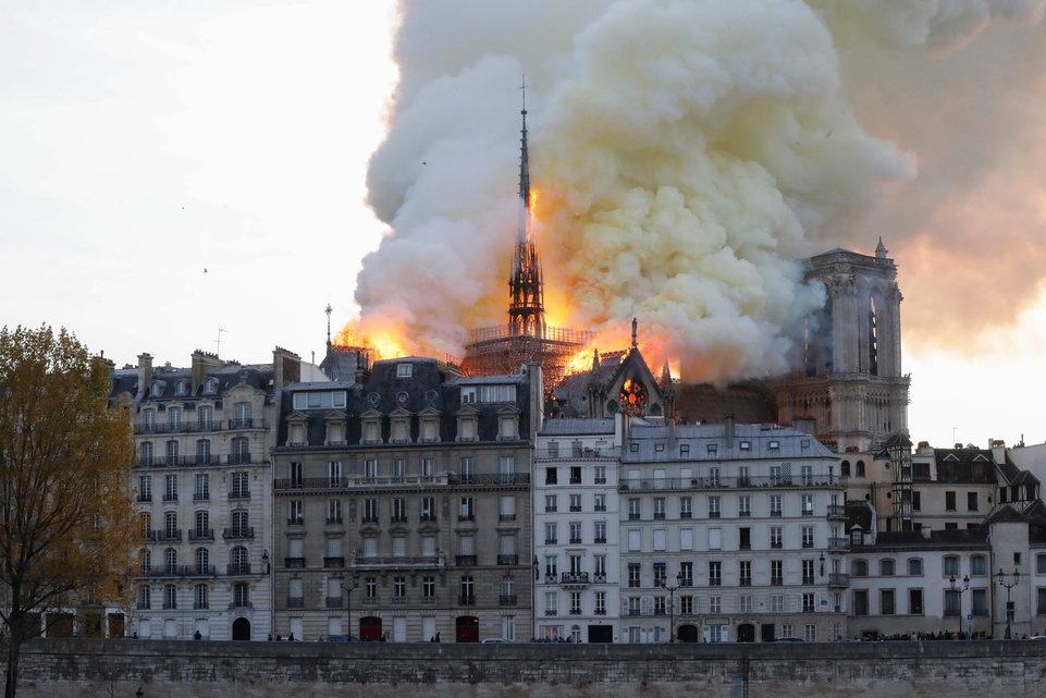 Peu avant 19 heures, lundi soir, un feu s'est déclaré dans les combles de la cathédrale Notre-Dame de Paris. (Lundi 15 avril 2019)