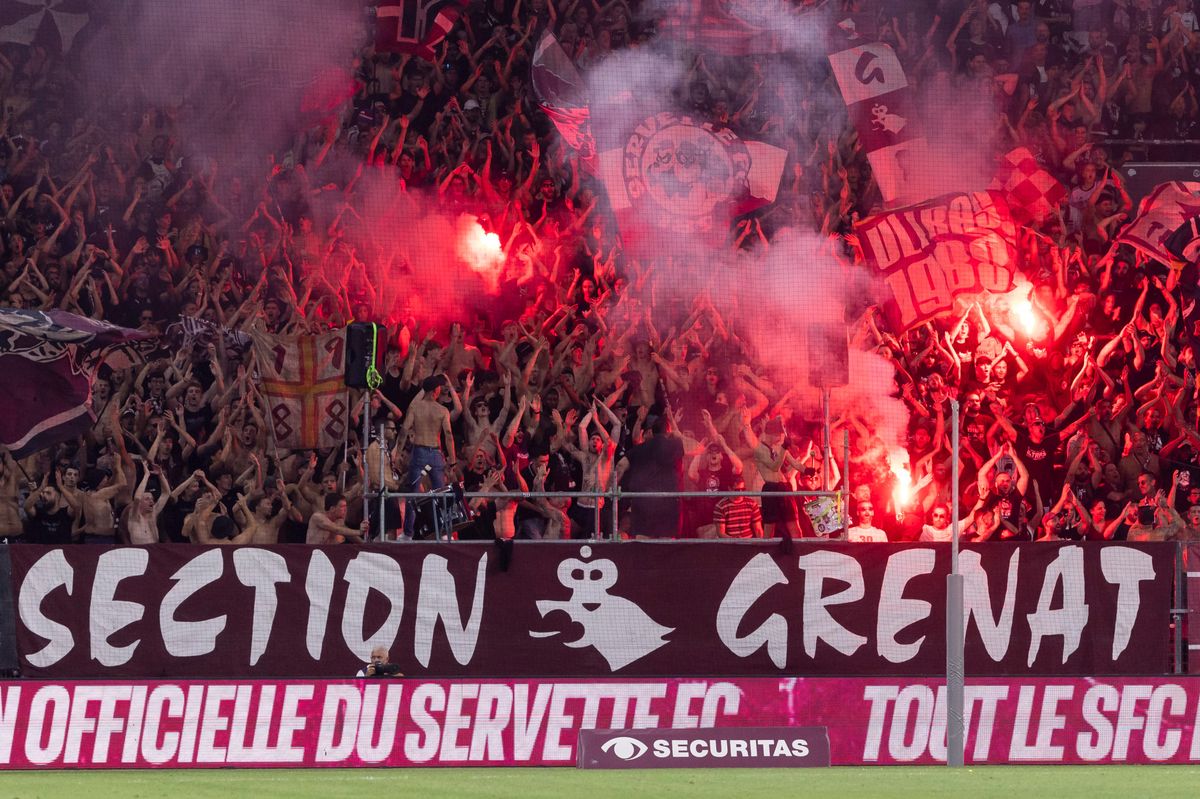 Les fans de Servette FC portent des torches lumineuses lors du match de barrage de la Conference League contre Chelsea FC à Genève le 29 août 2024.