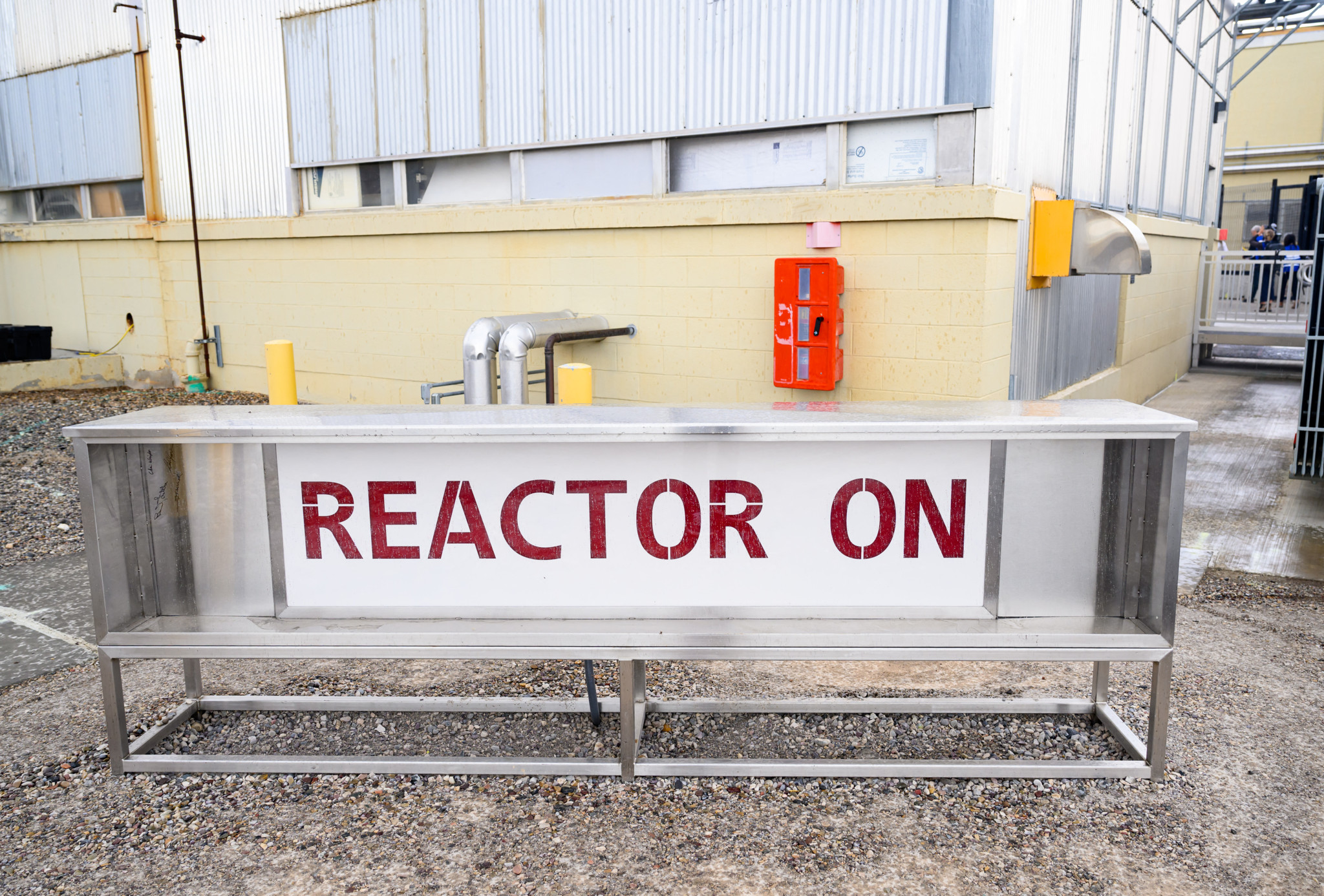 Panneau indiquant «REACTOR ON» devant l’Idaho National Laboratory, visité par le secrétaire américain à l’Énergie Chris Wright en juin 2026.