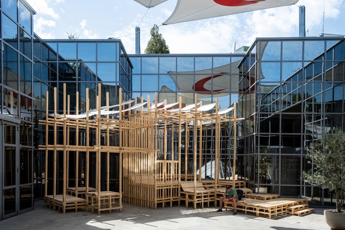 Les installations dans les jardins et dans l’atrium du MICR ont été fabriquées de leurs mains par 110 étudiants en architecture à l’EPFL.