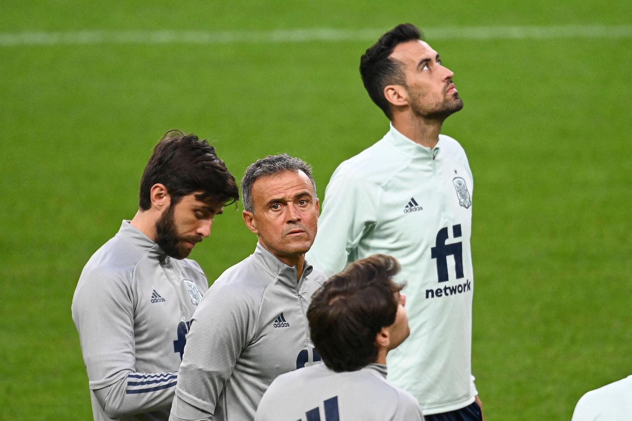 Spain's national football team head coach Luis Enrique (C) attends a training session on September 1, 2021 in Solna, Sweden, on the eve of the World Cup qualifier Sweden vs Spain. (Photo by Jonathan NACKSTRAND / AFP) (Photo by JONATHAN NACKSTRAND/AFP via Getty Images)
