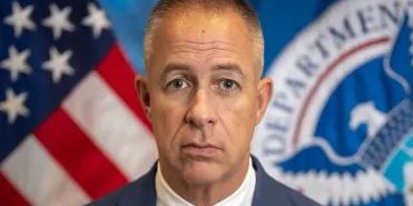 Einwanderungs-beh-rde-ICE-Der-Patriot-der-f-r-Trump-Millionen-Ausl-nder-abschieben-soll