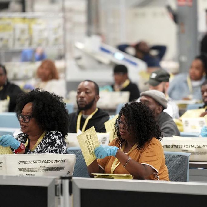 Travailleurs électoraux traitant des bulletins de vote par correspondance pour l'élection générale de 2024 dans un entrepôt de Philadelphie, le 5 novembre 2024.