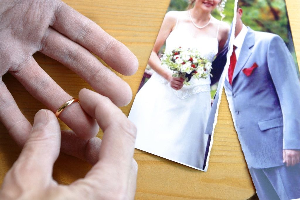 スイスの結婚：二重姓の復活が委員会の承認を通過