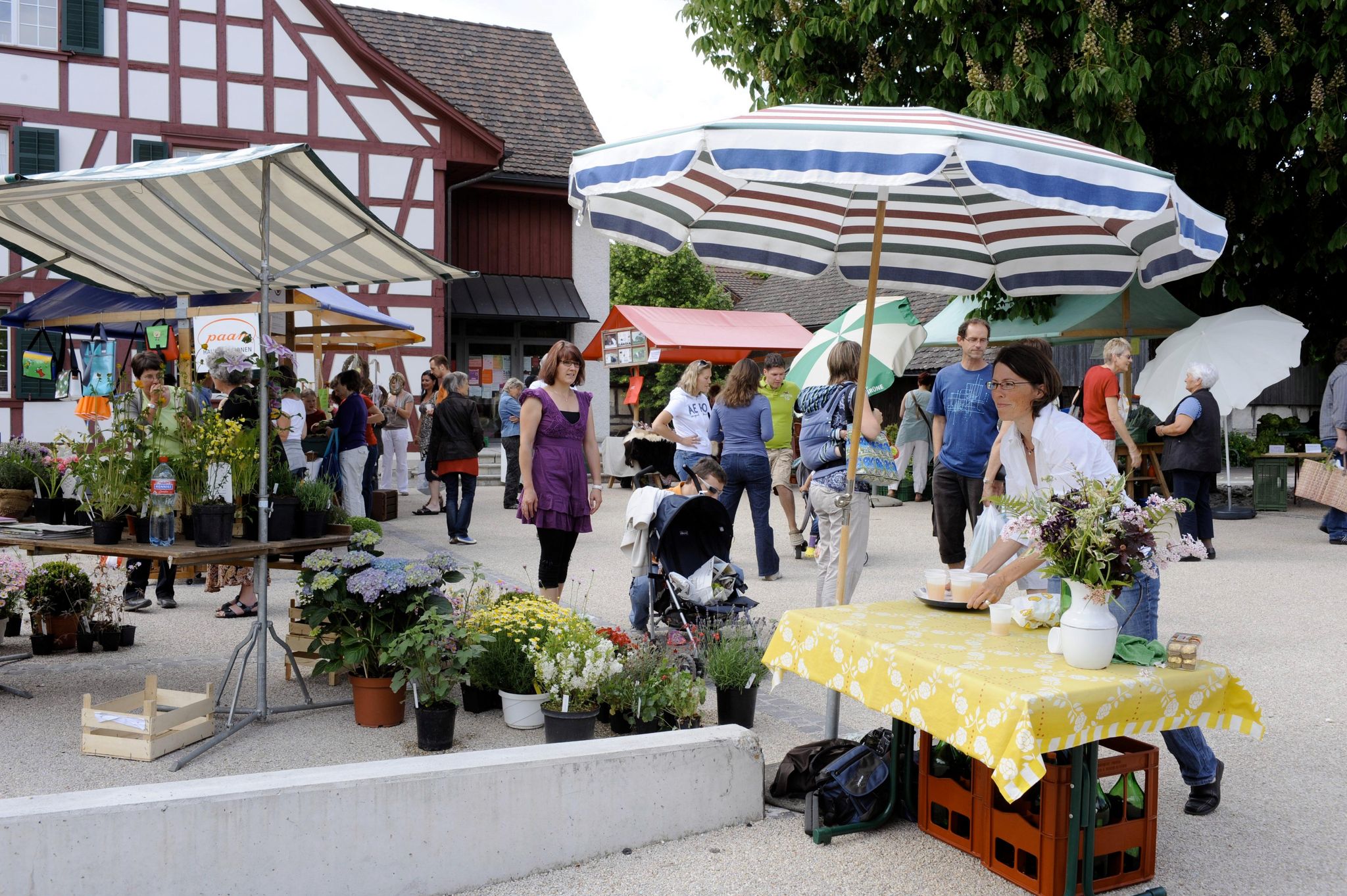 Der Gemeindehausplatz, auf dem jeweils auch der Bauernmarkt stattfindet, wird saniert.