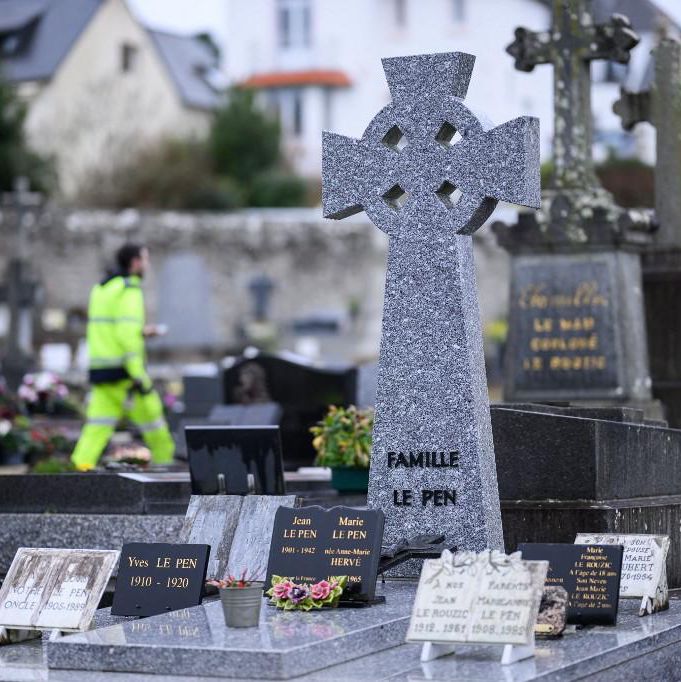 Tombeau familial de la famille Le Pen au cimetière de La Trinité-sur-Mer, France, avec une croix en granit et des plaques commémoratives, photographié peu après la mort du politicien Jean-Marie Le Pen.