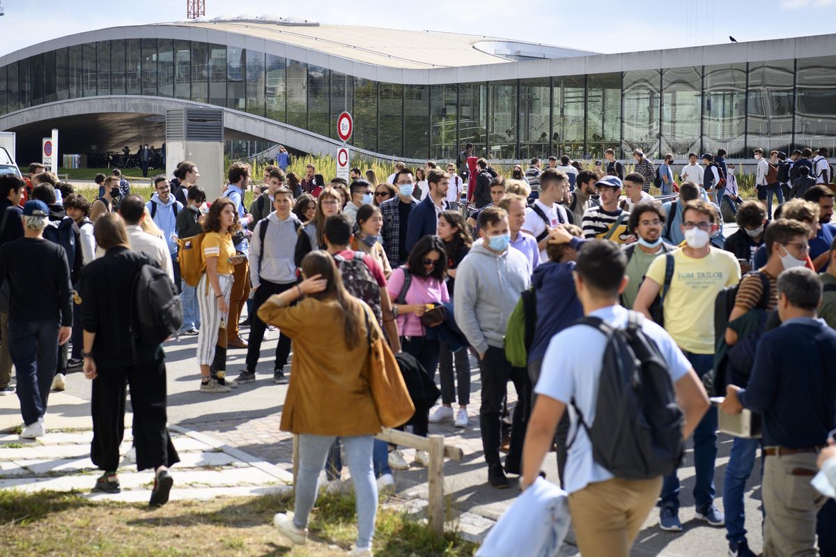 En septembre dernier, de nombreuses universités annonçaient que le certificat Covid serait nécessaire pour suivre les cours. Un an plus tard, la donne a totalement changé. 