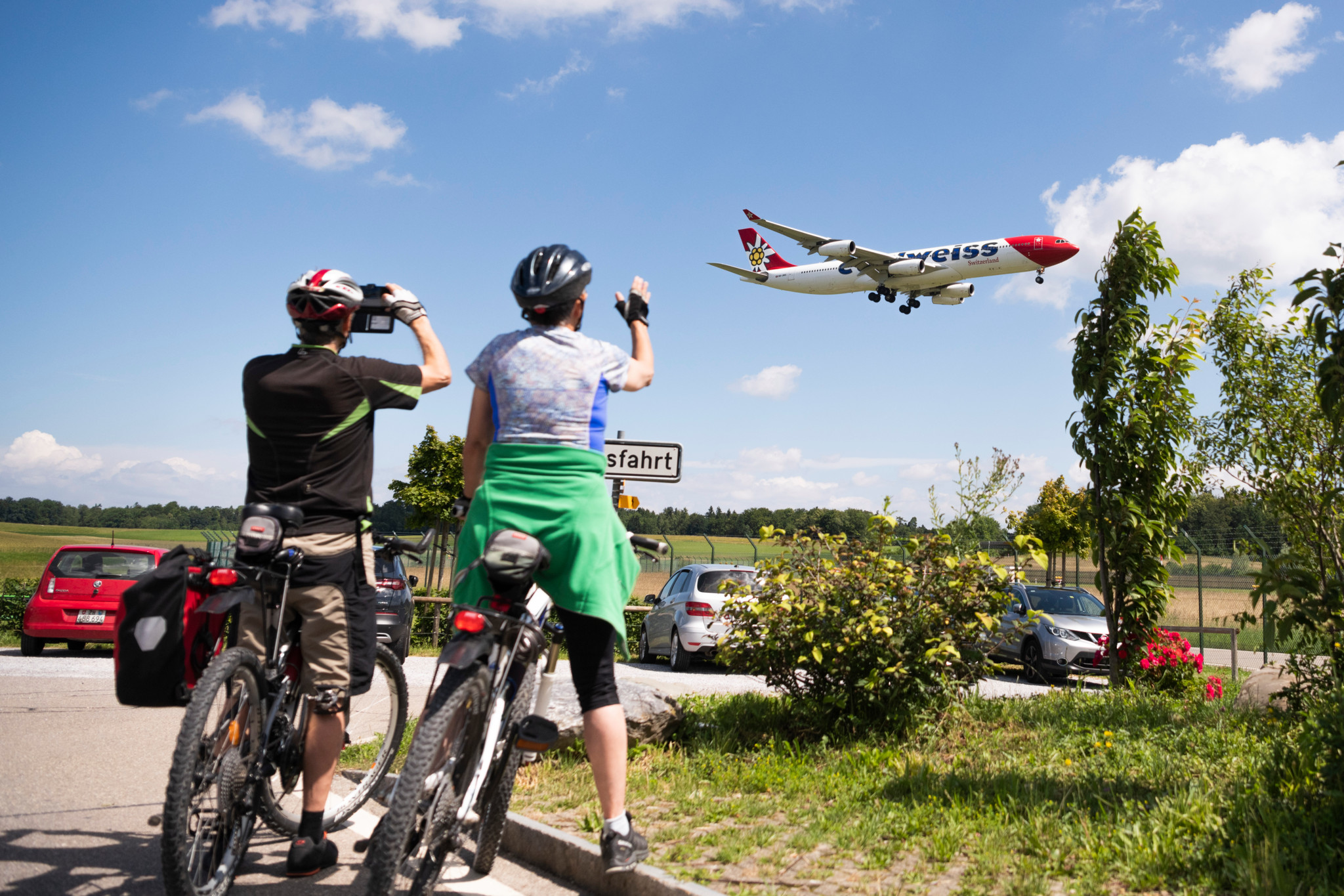 Voyages en avion: Les Suisses volent plus que jamais mais veulent une taxe sur les billets