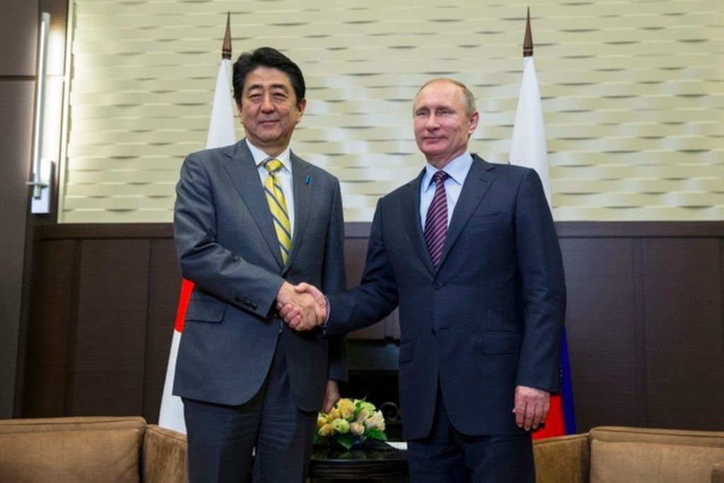 Shinzo Abe tend la main à Vladimir Poutine