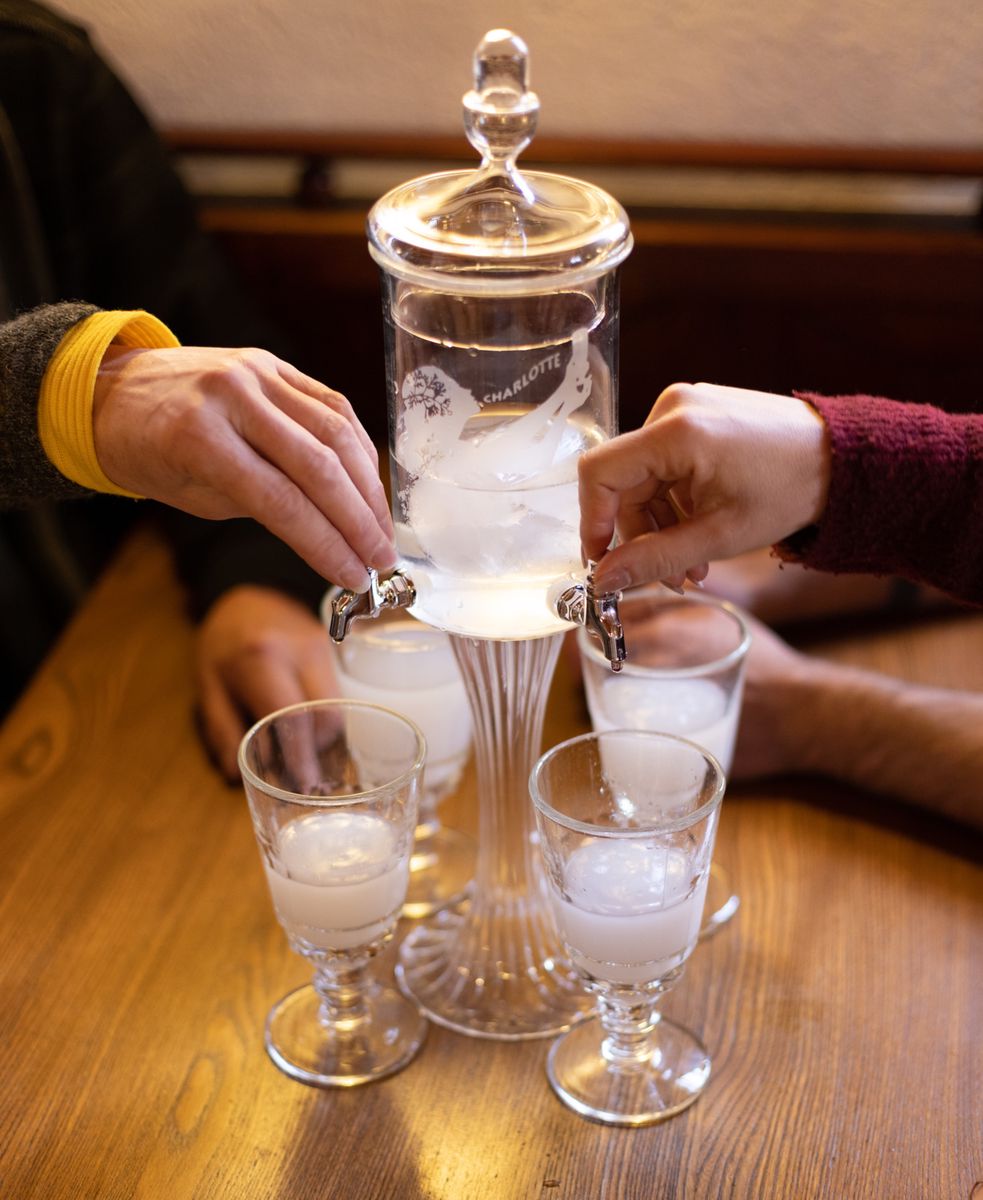 Fontaine de jouvence verte: le rituel de dégustation de l’absinthe.