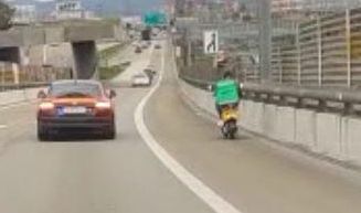 Auf einem Elektroroller verirrte sich am Dienstagabend ein Uber-Eats-Kurier auf die Autobahn A2 bei Basel.