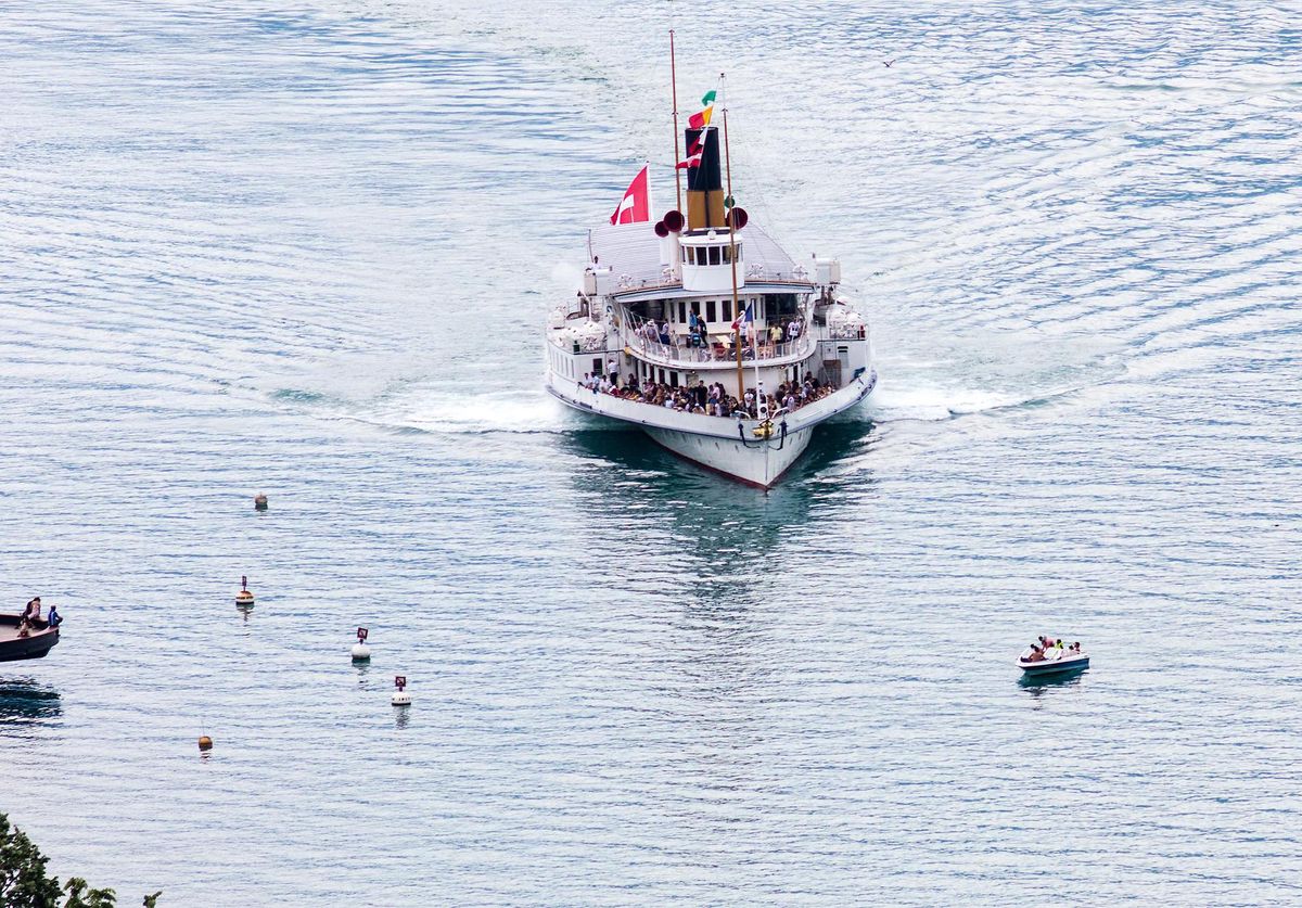 La Suisse effectue un freinage d’urgence pour éviter un bateau qui lui coupe la route.