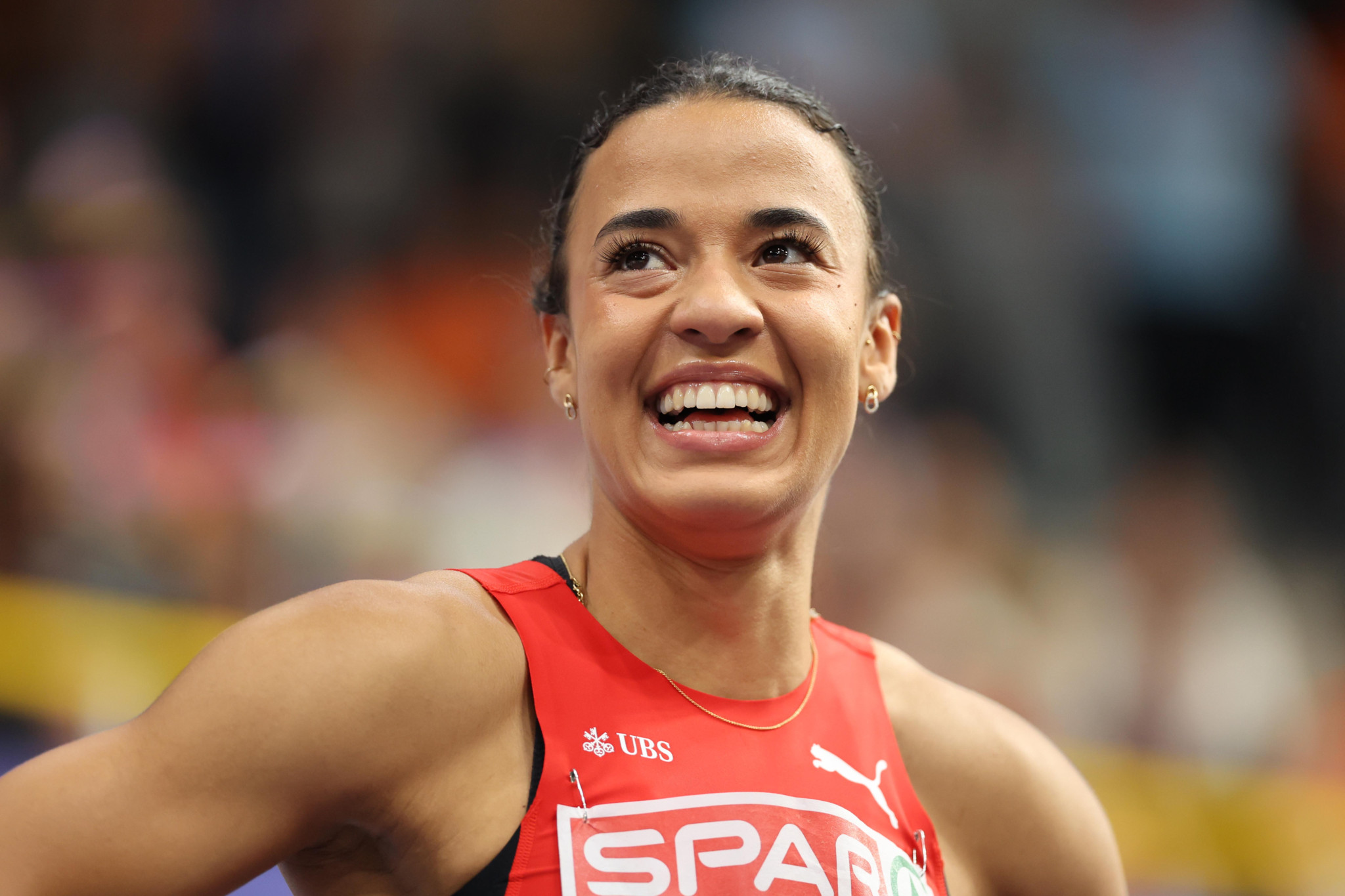 Ditaji Kambundji lächelnd bei den Leichtathletik-Europameisterschaften 2025 in Apeldoorn.