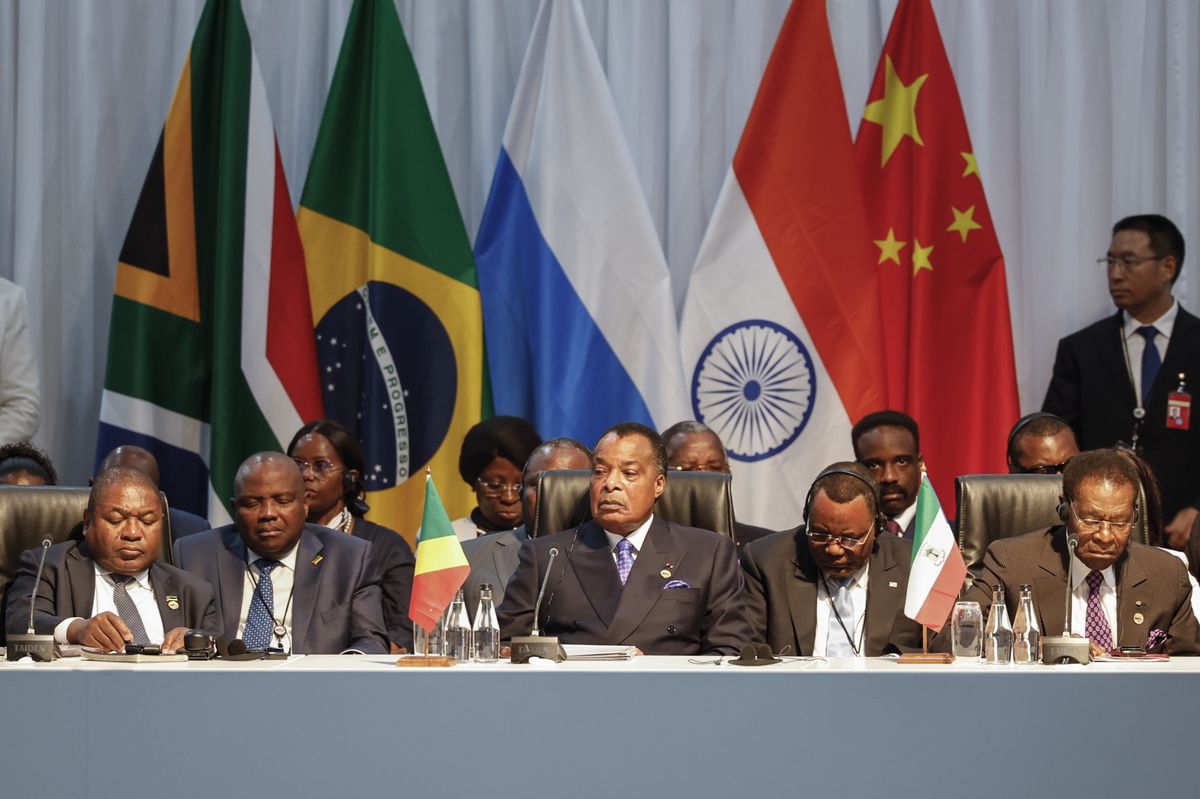 Le président congolais Denis Sassou Nguesso (au centre) et le président de Guinée-Équatoriale, Teodoro Obiang (à droite) lors du sommet des BRICS à Johannesburg, le 24 août 2023.