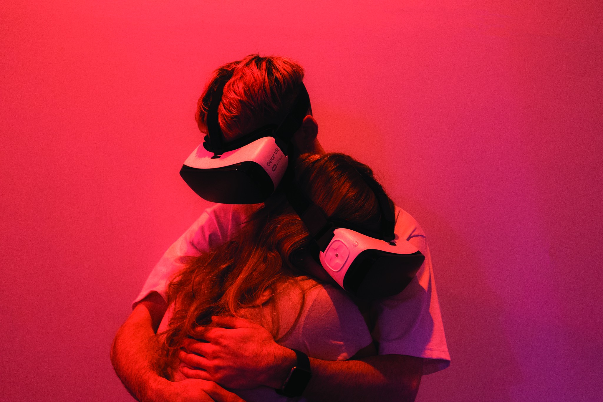 «VR Hug», une étreinte en réalité virtuelle, œuvre de Tom Galle et Moises Sanabria. Deux personnes s’embrassent, mais voient-elles la même chose?
