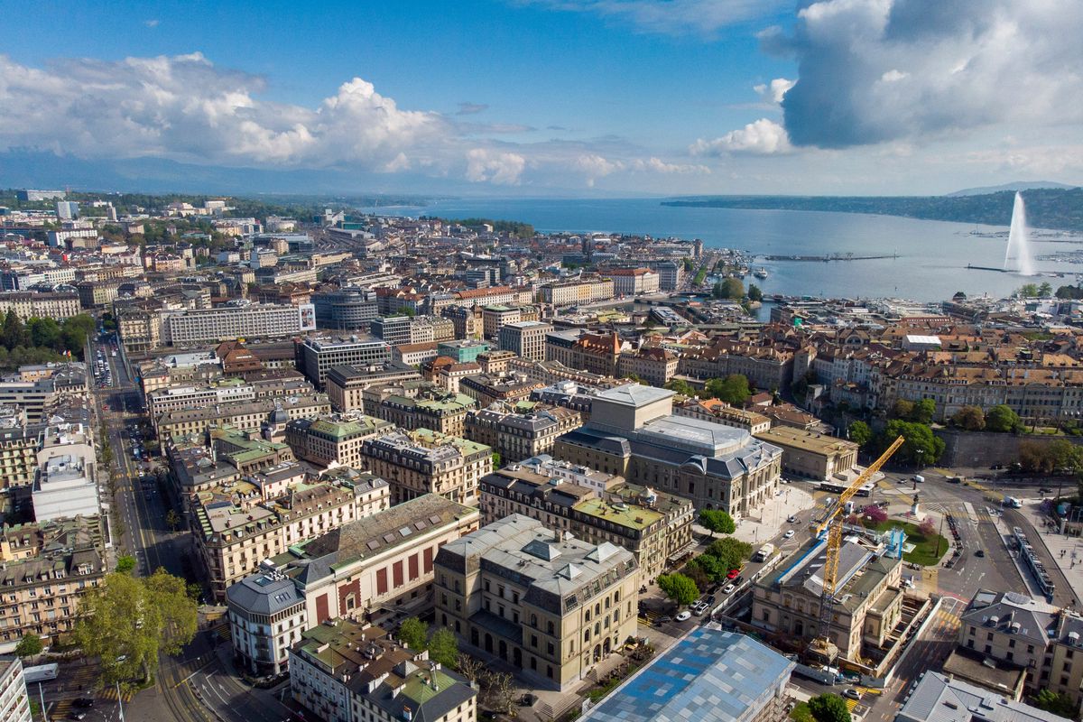 Vue aérienne de la place de Neuve, du Boulevard Georges-Favon et du jet d'eau à Genève, prise le vendredi 3 mai 2019 avec un drone.