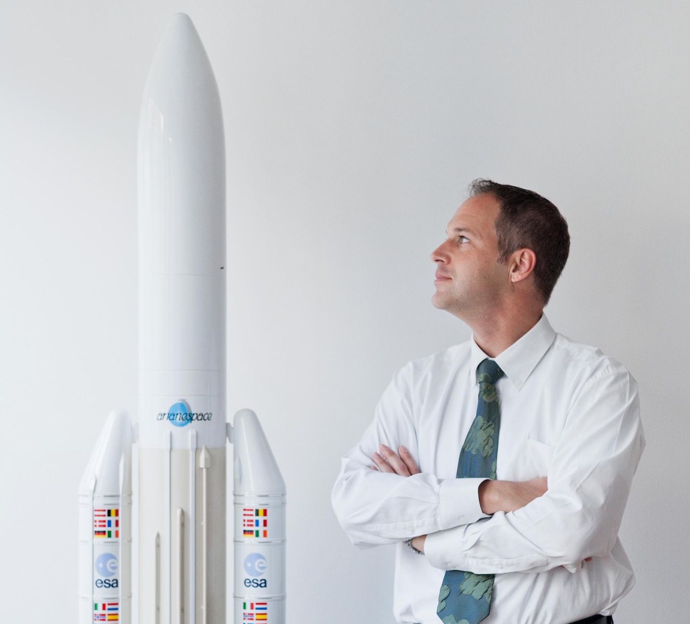 Daniel Neuenschwander, avec une reproduction d’une fusée Ariane 5.