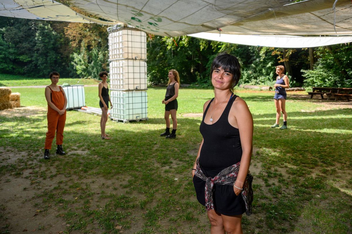 Maria Lucia Cruz Correia, 36 ans, artiste portugaise et cheffe du projet de «Common Dreams: Moving Away Together». Derrière, les étudiantes de la HEAD Zoé Gronchi, Lucie Cellier, Abigaël Mackenzie et Morgane Roduit.
