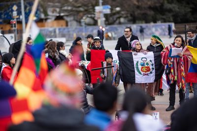 Genève, le 14 janvier 2023. Près de 120 manifestants sont rassemblés sur la place de Nations contre la répression au Pérou.