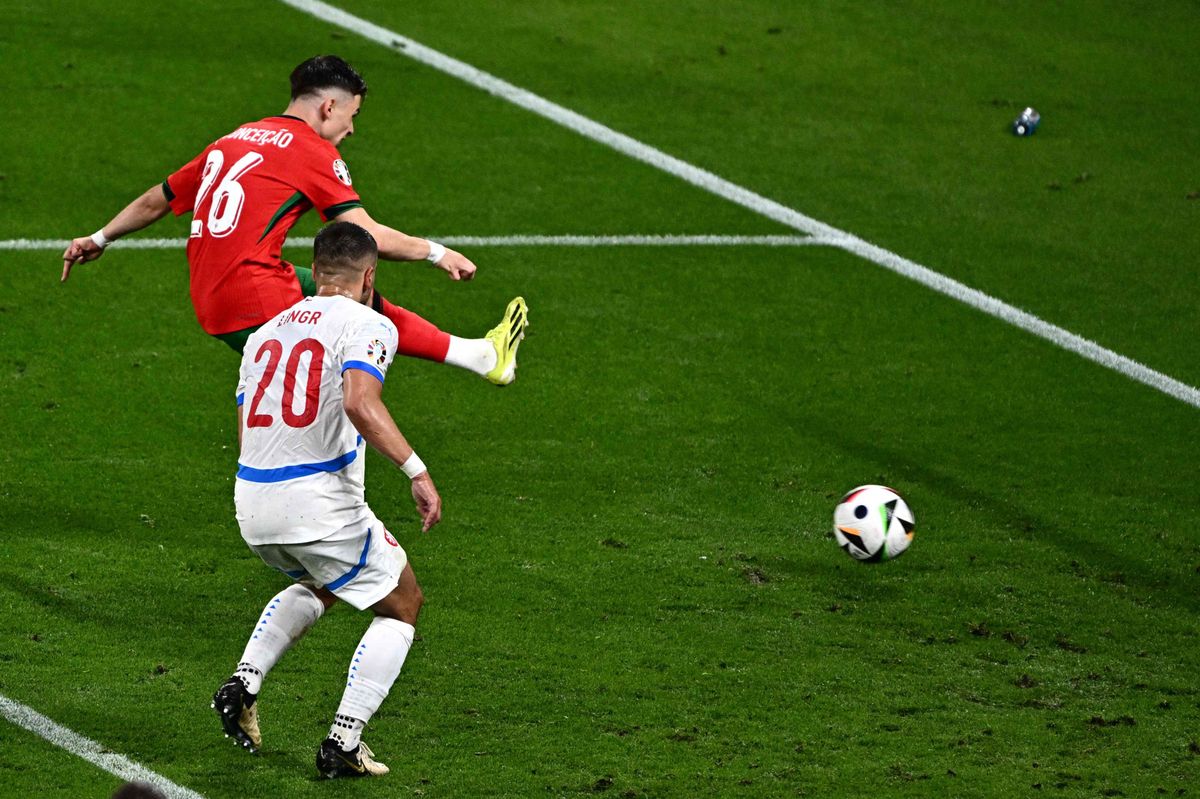 Portugal's forward #26 Francisco Conceicao (L) scores his team's second goal during the UEFA Euro 2024 Group F football match between Portugal and the Czech Republic at the Leipzig Stadium in Leipzig on June 18, 2024. (Photo by GABRIEL BOUYS / AFP)